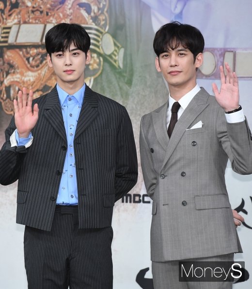 [머니S포토] 차은우, 원근법 무시하는 얼굴 크기