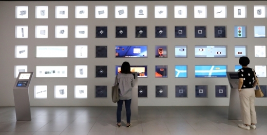 서울 서초구 삼성전자 딜라이트를 찾은 관람객이 전시된 반도체와 디스플레이 소개 화면을 살펴보고 있다. /사진=뉴스1