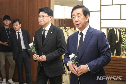 자유한국당 장제원, 김성태 의원이 17일 오후 서울 서대문구 신촌세브란스병원에 차려진 고 정두언 전 의원의 빈소를 찾아 조문을 하고 있다. /사진=뉴시스