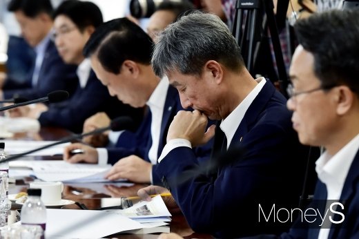 [머니S포토] 생각에 잠긴 허인 KB국민은행