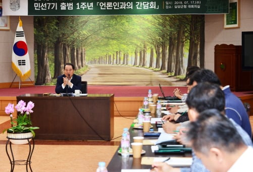 최형식 전남 담양군수가 17일 군청 대회의실에서 민선 7기 취임 1주년 기자간담회를 갖고 있다. /사진제공=담양군