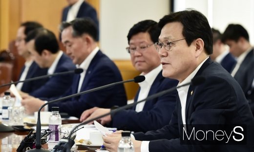 최종구 금융위원장이 17일 서울 중구 은행회관 중회의실에서 열린 동산금융 활성화 1주년 계기 은행권 간담회에서 모두발언을 하고 있다./사진=임한별 기자