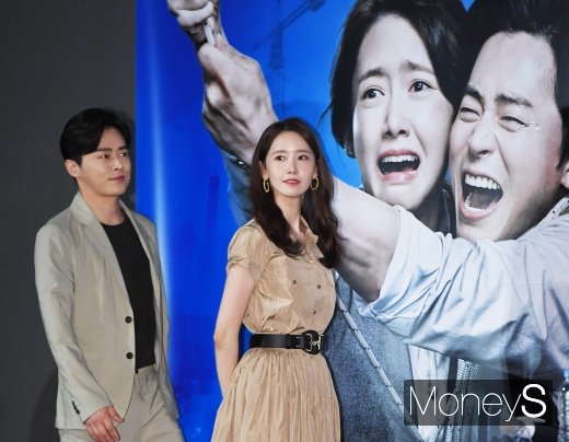 [머니S포토] 조정석·윤아, 포스터와는 다른 상큼한 비주얼