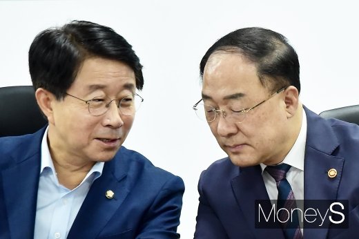 [머니S포토] 세법 개정안 당정, 의견 나누는 조정식-홍남기