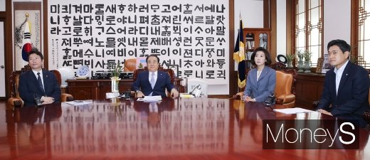 [머니S포토] 국회의장 및 교섭단체 원내대표 한자리 모인 까닭