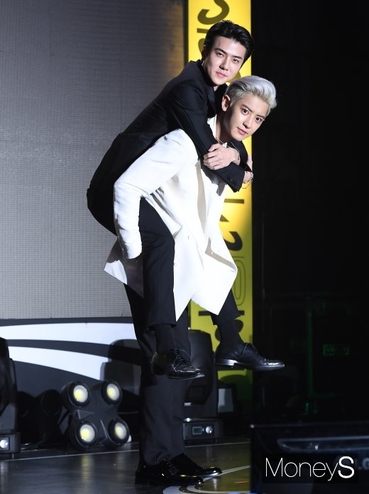 [머니S포토] 세훈&찬열 '셔터를 부르는 어부바 포즈~'