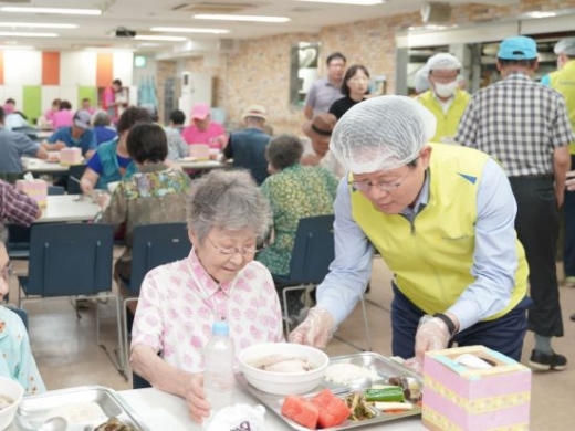 김광수(오른쪽) NH농협금융지주 회장이 서울 중구 소재 신당데이케어센터를 방문해 관내 어르신들에게 삼계탕을 대접하고 있다./사진=NH농협금융