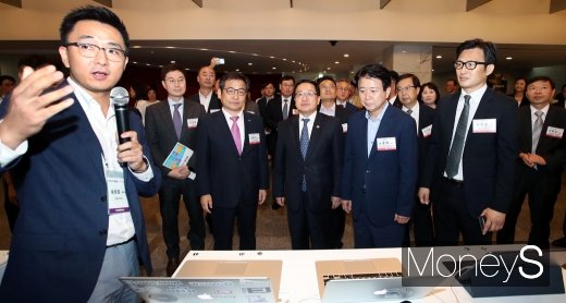[머니S포토] 빅데이터 플랫폼 부스 둘러보는 유영민 과기부 장관