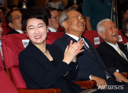 22일 오후 서울 여의도 국회의원회관에서 열린 이언주 의원의 ‘나는 왜 싸우는가’출판 리셉션에서 이언주 의원이 밝게 웃고 있다./ 사진=뉴시스