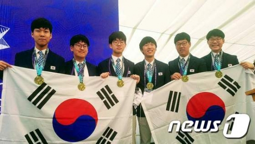 국제수학올림피아드에서 금메달을 휩쓴 대표학생들(왼쪽부터) 조영준, 강지원, 송승호, 김홍녕, 고상연, 김지민 학생. /사진=뉴스1