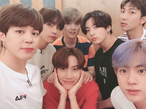 '휠라' 제품을 착용한 방탄소년단. /사진=방탄소년단 웨이보 