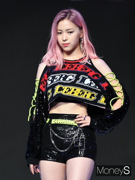 [머니S포토] ITZY(있지) 류진, 탄탄한 복근 노출
