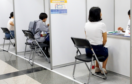 지난 6월27일 오후 서울 마포구청에서 열린 2019 우수 강소기업 취업박람회에 참여한 구직자들이 면접을 보고 있다. /사진=뉴시스 DB