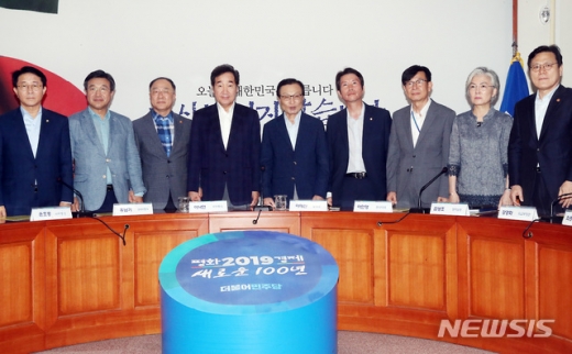 일본의 경제보복 조치에 대응하기 위해 더불어민주당과 정부, 청와대가 4일 서울 여의도 국회에서 개최한 고위당정협의회에서 왼쪽부터 민주당 조정식 정책위의장과 윤호중 사무총장, 홍남기 경제부총리 겸 기획재정부 장관, 이낙연 총리, 민주당 이해찬 대표, 민주당 이인영 원내대표, 김상조 청와대 정책실장, 강경화 외교부 장관, 최종구 금융위원장이 심각한 표정으로 소재·부품·장비 경쟁력 강화 대책을 논의하기전 포즈를 취하고 있다. /사진=뉴시스