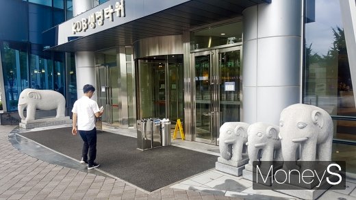 동자동 KDB생명타원 정문에 세워진 코끼리상. /사진=김창성 기자