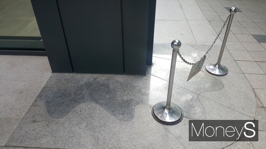 거북의 발을 형상화 한 서린동 SK그룹 사옥 기둥 바닥 문양. /사진=김창성 기자