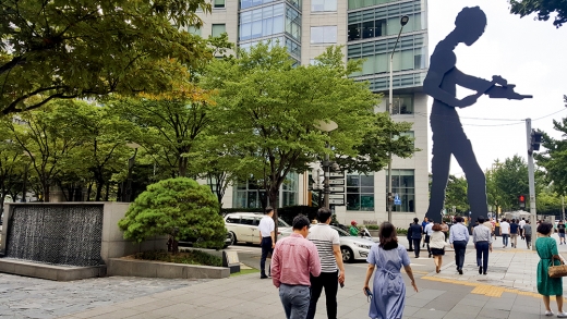 신문로1가 흥국생명 본사 앞 해머링맨 조형물(뒤쪽)과  옛 금호아시아나그룹 사옥 옆에 자리한 수경시설. /사진=김창성 기자