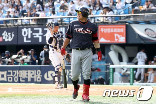 지난 5월26일 오후 서울 송파구 잠실야구장에서 열린 프로야구 '2019 KBO리그' 한화 이글스와 두산 베어스의 경기에서 6회초 한화  김태균이 삼진을 당한 뒤 아쉬워하고 있다. /사진=뉴스1