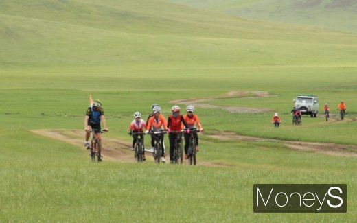 몽골 울란바토르 동쪽 엘덴솜 대초원을 달리는 자전거여행객들. /사진=박정웅 기자