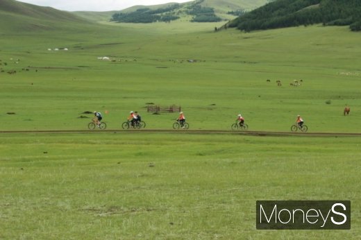몽골 대초원과 자전거여행객들. /사진=박정웅 기자