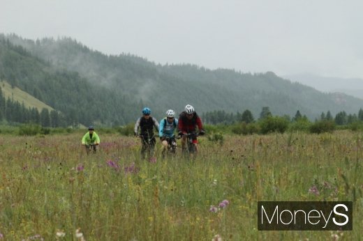 비가 내리는 하위르깅 다와 습지를 달리는 자전거여행객들. 7월 말임에도 야생화가 천지다. /사진=박정웅 기자