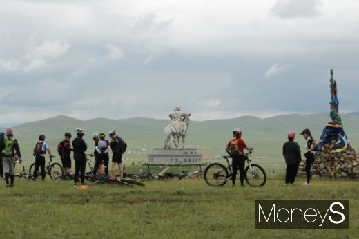 엘덴솜 대초원의 칭기즈칸 기념상 뒤편 언덕에 오른 자전거여행객들. /사진=박정웅 기자