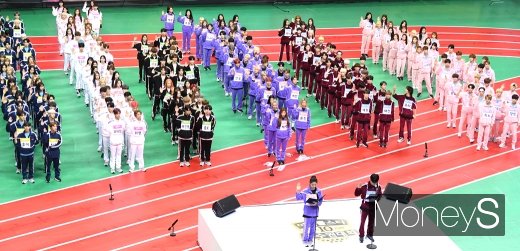 있지(ITZY) 예지, NCT127 마크(가운데)가 12일 오전 경기도 고양시 일산서구 대화동 고양실내체육관에서 열린 MBC '2019 추석특집 아이돌스타 선수권 대회'에 참석해 대표자 선서를 하고 있다. /사진=장동규 기자