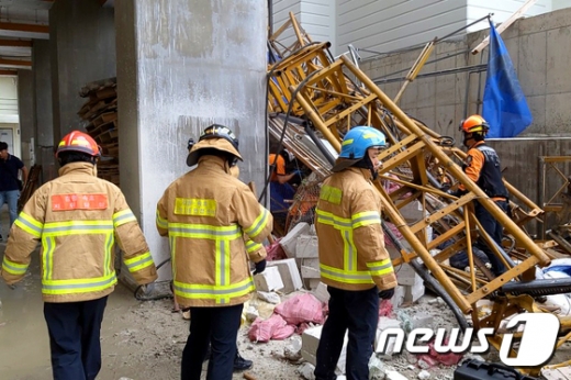 속초 아파트 15층서 공사용 엘리베이터 추락(속보)