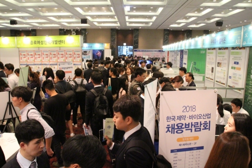 2018년 9월 7일 서울 여의도 중소기업중앙회에서 열린 한국 제약바이오산업 채용박람회에 구직자들이 부스를 둘러보고 있다. /사진=한국제약바이오협회