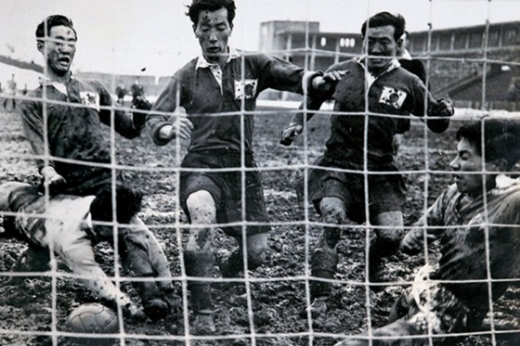 1954년 3월 일본 도쿄에서 열린 1954 스위스 월드컵 아시아 예선 한국과 일본의 경기에서 양 팀 선수들이 일본 문전 앞에 공을 두고 엉켜 있다. /사진=대한축구협회 제공
