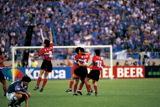 지난 1997년 9월28일 열린 1998 프랑스 월드컵 아시아지역 최종예선 B조 경기 한국이 일본에 2-1로 이긴 뒤 결승골의 주인공 이민성(오른쪽 두번째)과 선수들이 환호하고 있다. /사진=대한축구협회 제공