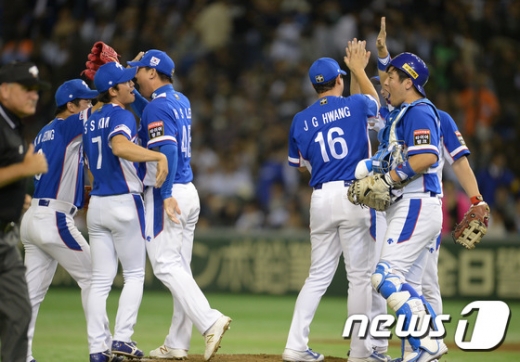 지난 2015년 11월19일 일본 도쿄돔에서 열린 2015 WBSC 프리미어12 4강전 대한민국과 일본의 경기에서 4-3으로 역전 승리를 거두며 결승행을 확정 지은 한국 선수들이 환호하고 있다. /사진=뉴스1