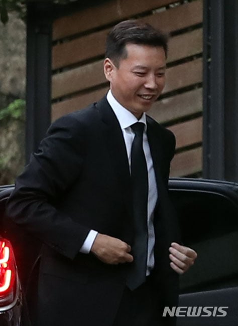 정대선 현대 비에스앤씨 사장이 변중석 여사 12주기 기일을 하루 앞둔 16일 오후 서울 종로구 청운동 고 정주영 전 현대그룹 명예회장 생전 자택으로 들어서고 있다. /사진=뉴시스
