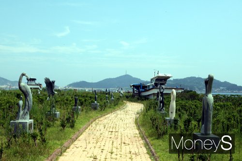 무성한 풀숲 사이로 빼꼼이 고개를 내밀고 있는 새 조각공원 /사진=홍기철기자 