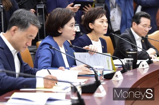 [머니S포토] 총리 발언 경청하는 유은혜·김현미 장관