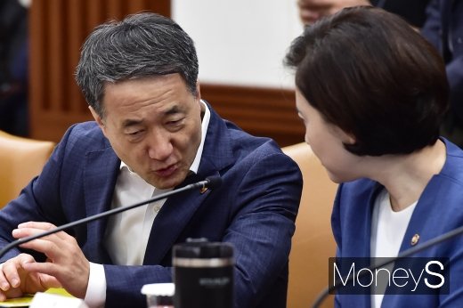 [머니S포토] 유은혜 부총리와 의견 나누는 박능후 장관