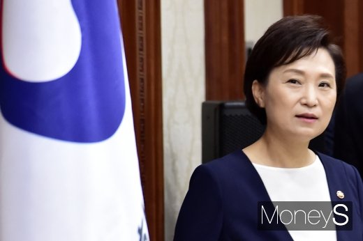 [머니S포토] 회의 참석한 김현미 국토 장관