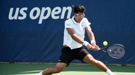 테니스 선수 정현(151위, 한국체대)이 22일(한국시간) 열린 2019 US오픈 테니스대회 남자 단식 예선 2라운드에서 상대 선수 스테파노 나폴리타노(211위, 이탈리아)의 공을 받아치고 있다. 