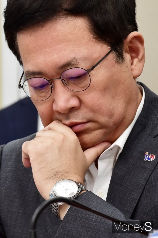 [머니S포토] 숙고하는 박남춘 인천 시장