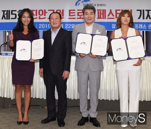[머니S포토] 박혜신·진성·서지오 '제5회 진안고원 트로트 페스티벌로 오세요'