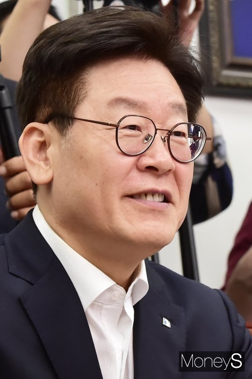 [머니S포토] 미소 짓는 이재명 지사