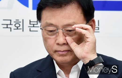 [머니S포토] 안경 고쳐쓰는 박광온 최고위원