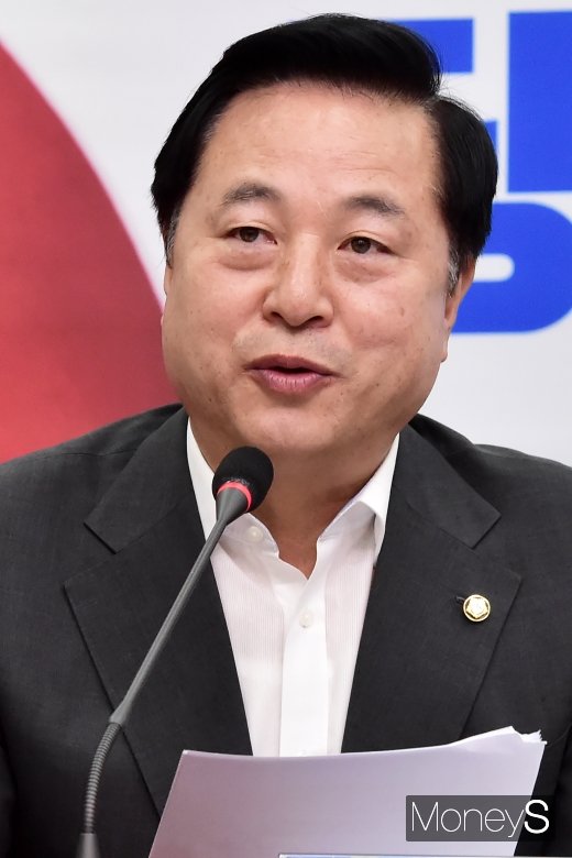 [머니S포토] 당대표-시도지사 간담회서 발언하는 김두관