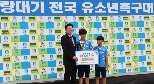 '마데카솔 클린상'을 시상하고 있는 동국제약 서호영 상무 ./사진=동국제약