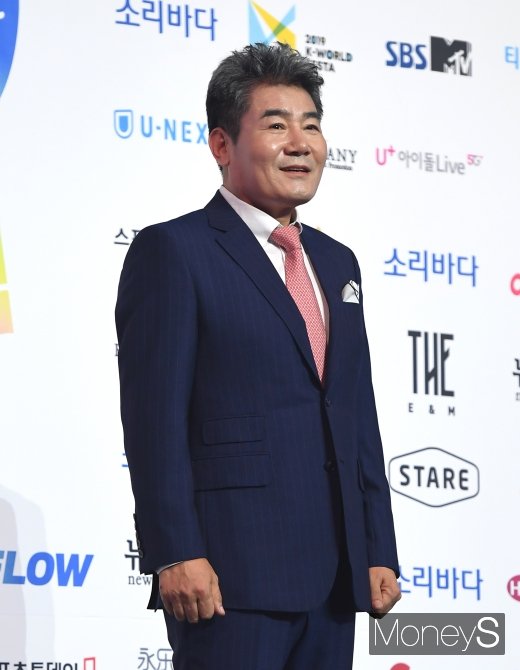 [머니S포토] 2019 소리바다 어워즈에 뜬 트로트 가수 진성