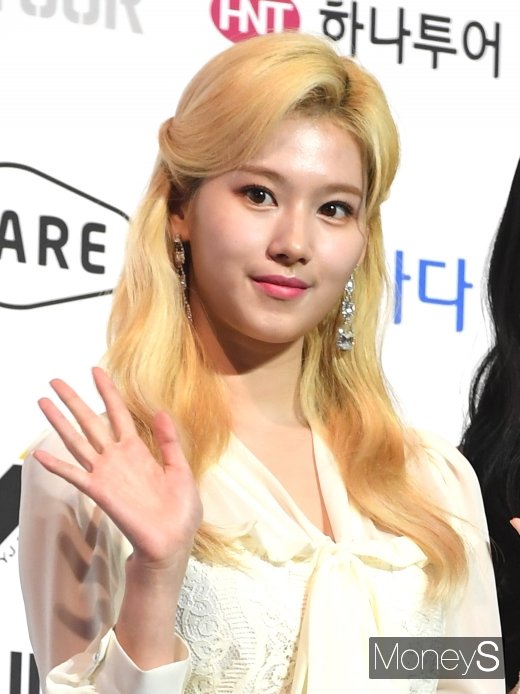 [머니S포토] 트와이스 사나 '남심저격 눈빛'(2019 SOBA)