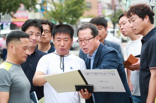 조광한 시장이 퇴계원 도시계획도로 확포장공사 현장을 방문하고 있다. / 사진제공=남양주시