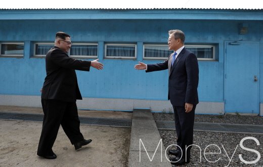 지난해 4월 판문점 군사분계선을 가운데 두고 문재인 대통령과 김정은 국무위원장이 처음 만났다./ 사진=머니S DB.