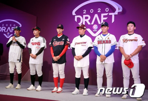 26일 오후 서울 중구 웨스틴조선호텔 그랜드볼룸에서 열린 2020 KBO 신인 드래프트에서 1라운드 지명을 받은 정구범, 김윤식, 홍민기, 이종민, 장규빈, 전의산 선수(왼쪽부터)가 무대에 올라 포부를 밝히고 있다. /사진=뉴스1
