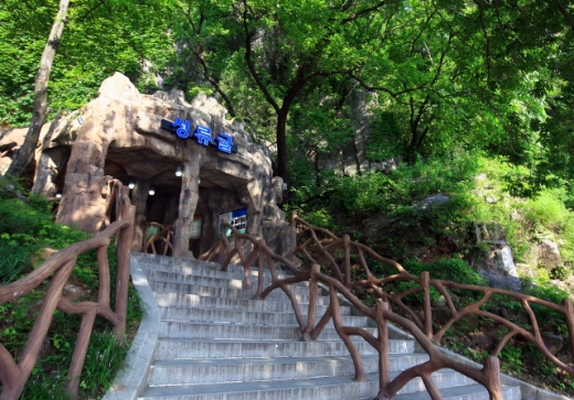 커다란 암반 사이에 있는 성류굴 입구. /사진=한국관광공사